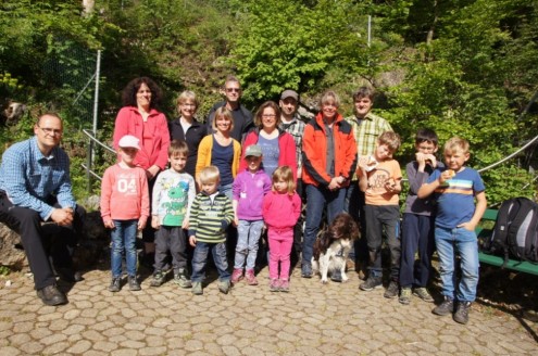 2015-05-17 - Sontheimer Höhle Gruppenbild mit Hund